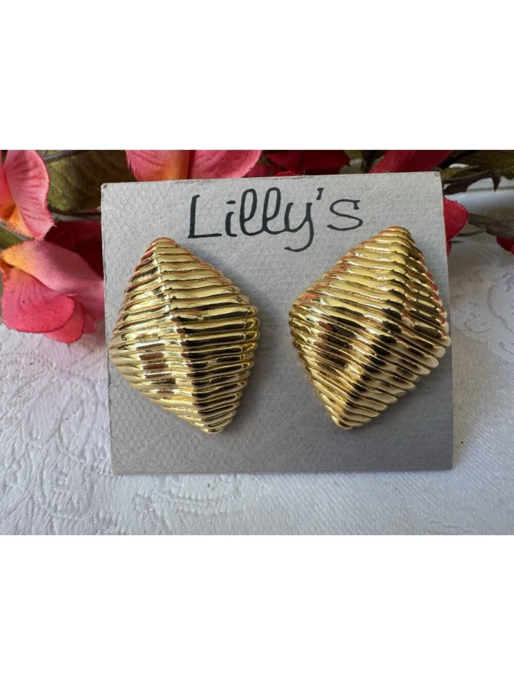 Lilly's Vintage Gold Tone Ribbed Pyramid Shell Earrings Post Back 1.3" RARE